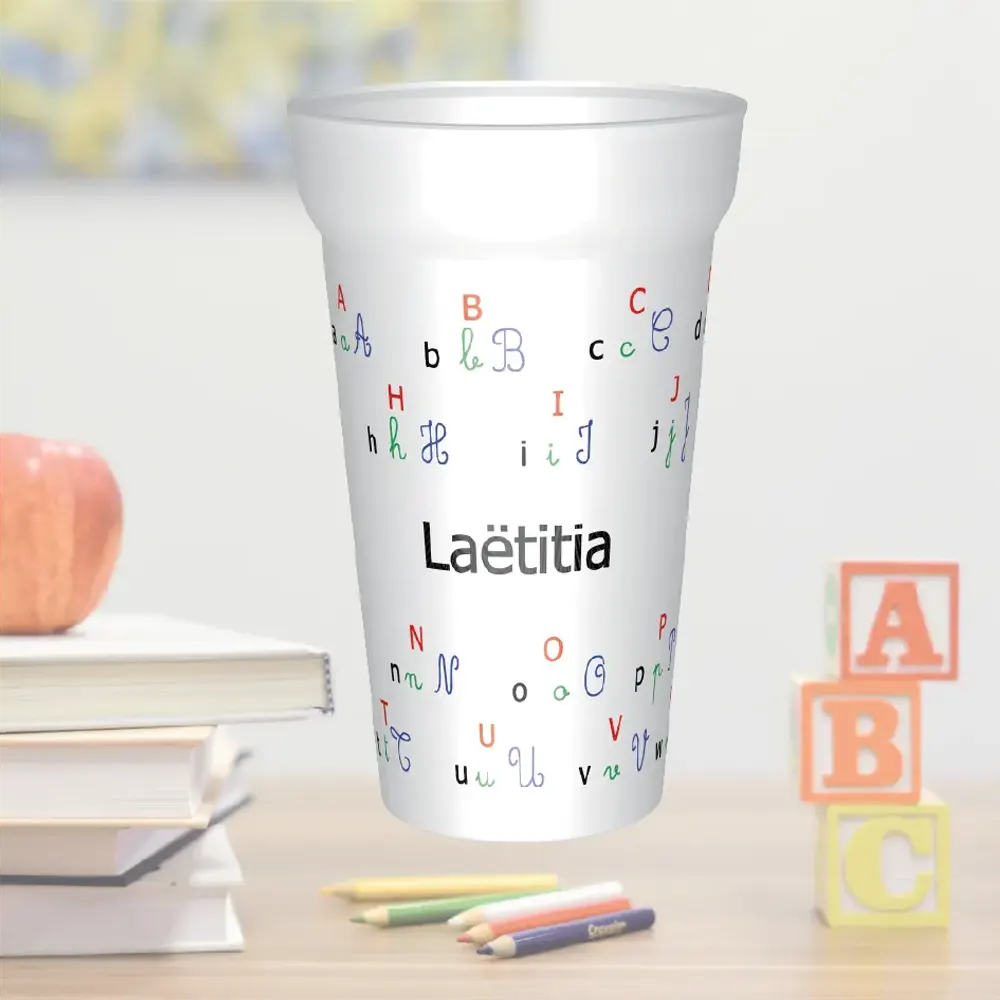 Le gobelet alphabet est personnalisé avec le prénom de votre enfants, en écriture baton et majuscule.