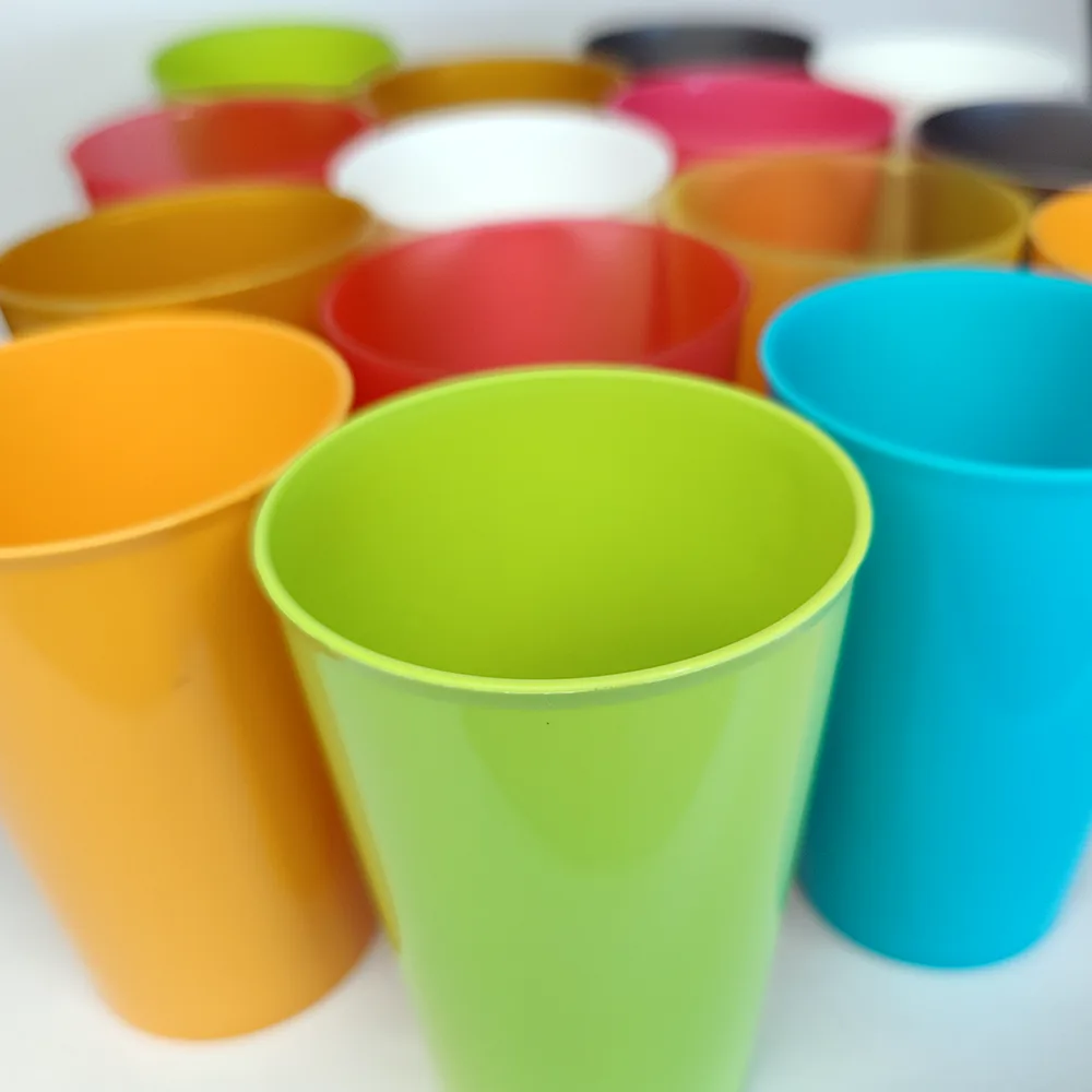 Des gobelets réutilisables de toutes les couleurs.