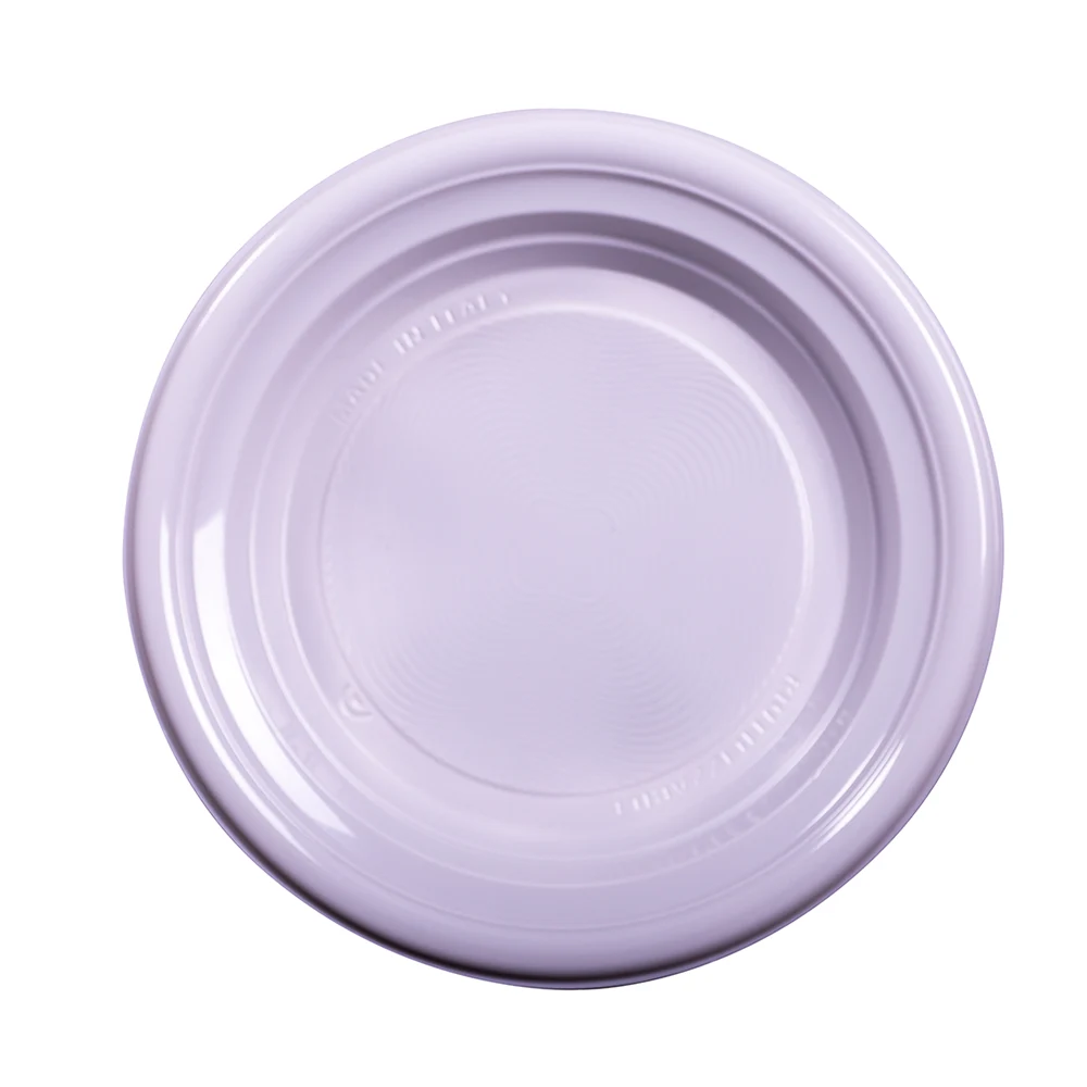 Vue de dessus d'une assiette réutilisable blanche en PP, vide et prête à être utilisée.