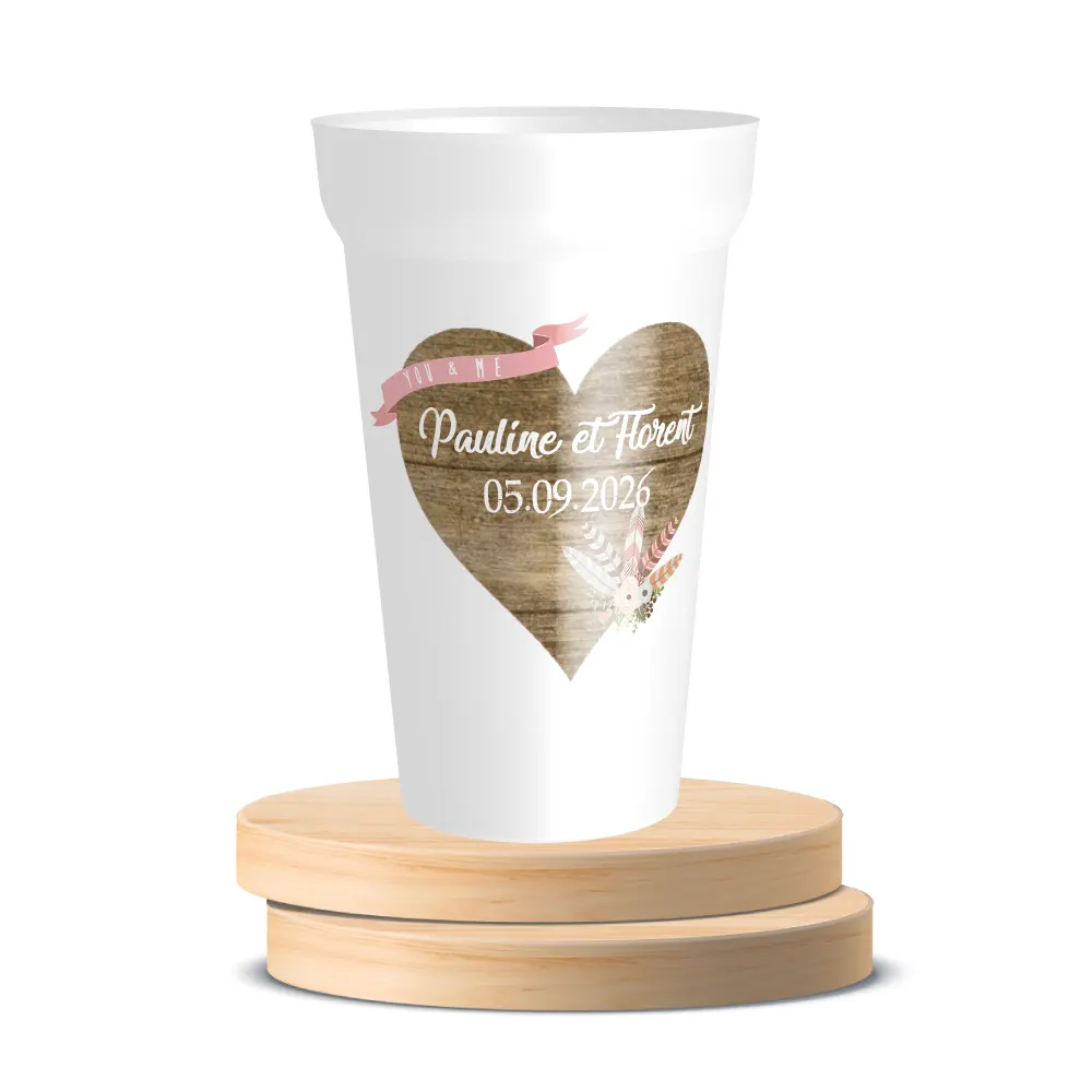 Tres beau gobelet réutilisable personnalisé pour un mariage, avec un jolie coeur en bois, les prénoms et la date .
