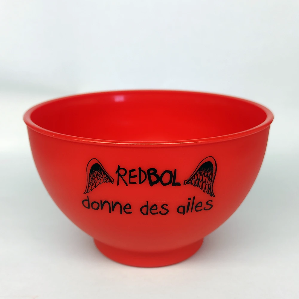 Un bol rouge pour bien commencer la journée.