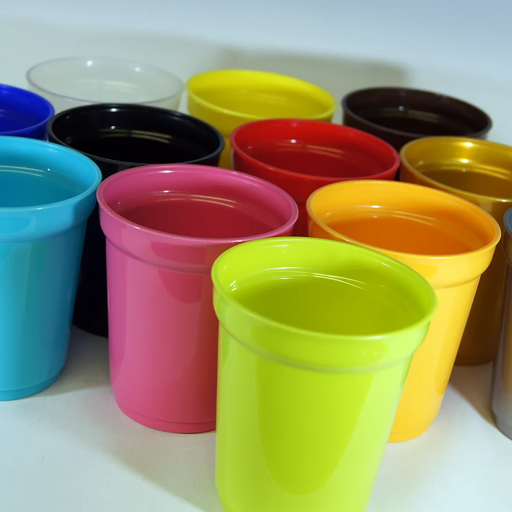 Magnifiques gobelets à café rétuilisables, en couleurs.