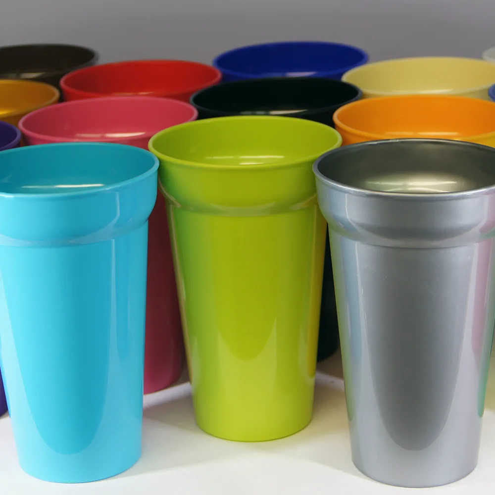 Plein de gobelets écolocups en couleurs.