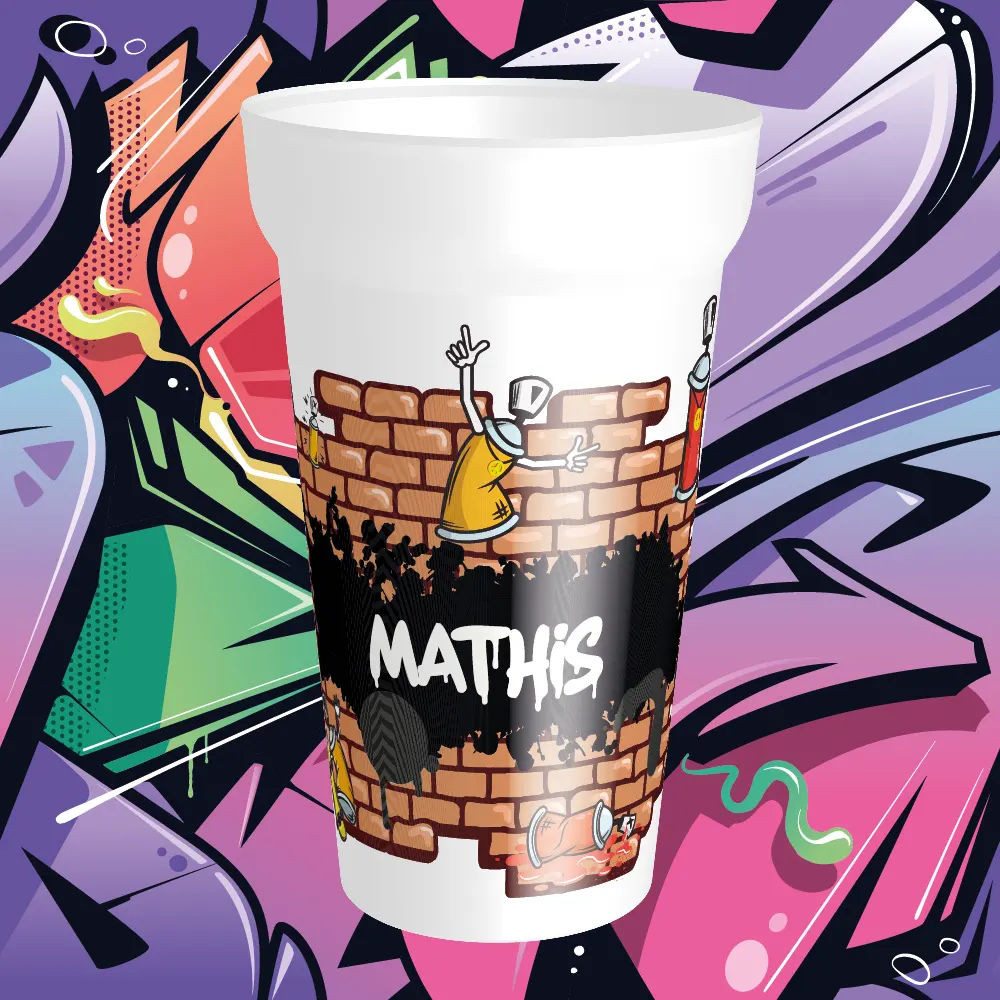 Le prénom personnalisé en graffiti sur un gobelet réutilisable made in france .