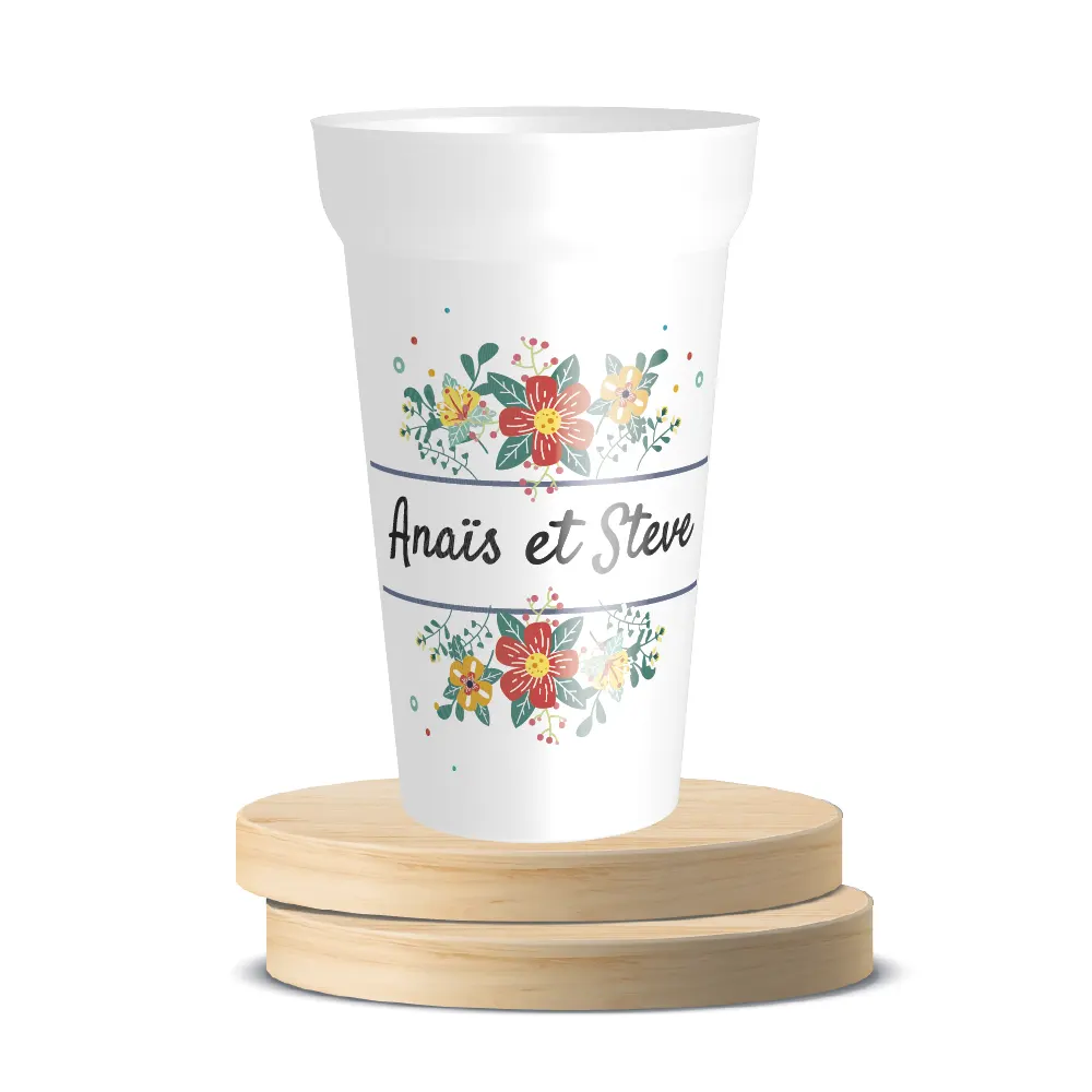 Gobelet en plastique transparent, personnalisé avec les prénoms des mariés et la datedans une élégante typographie, entourés d'une composition florale aquarelle