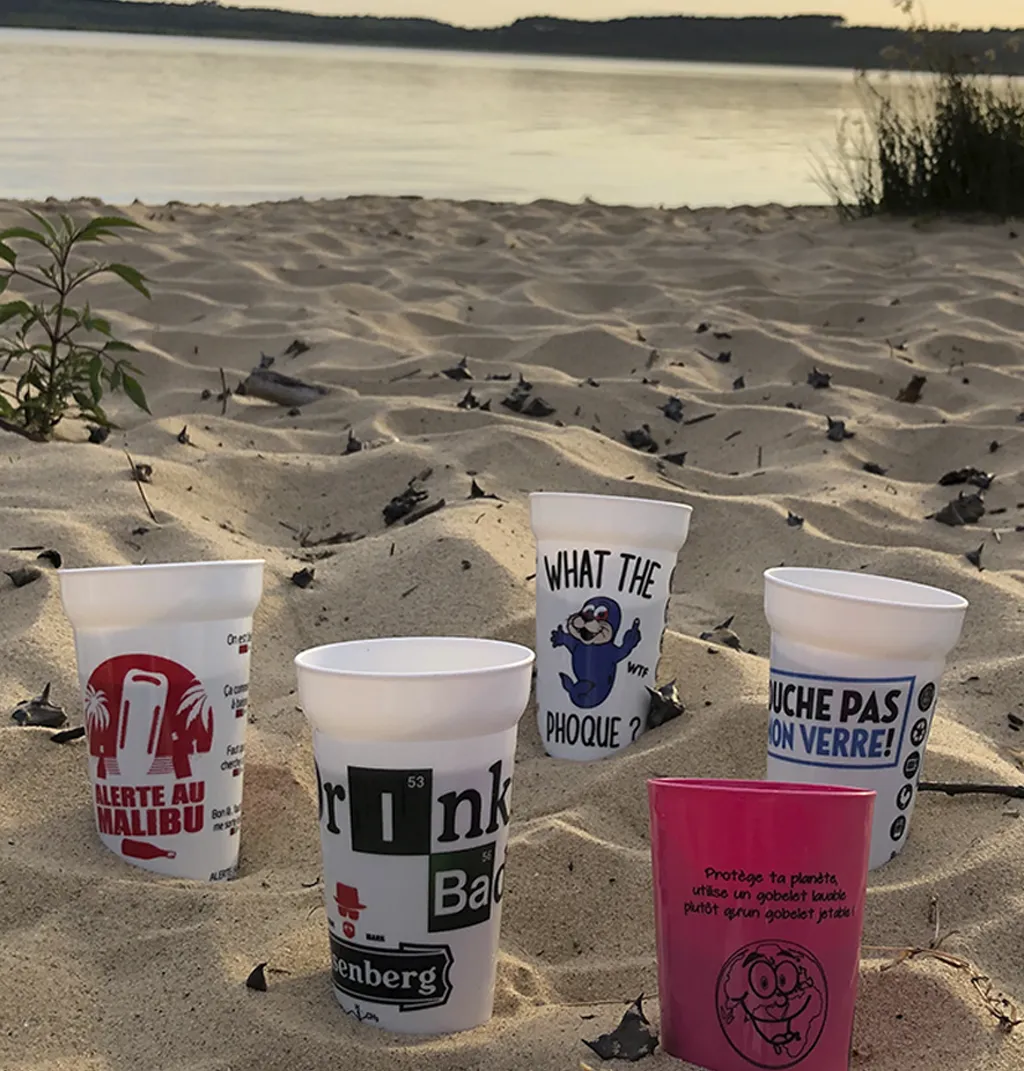 De beaux gobelets réemployables pour un pique-nique entre amis à la plage.