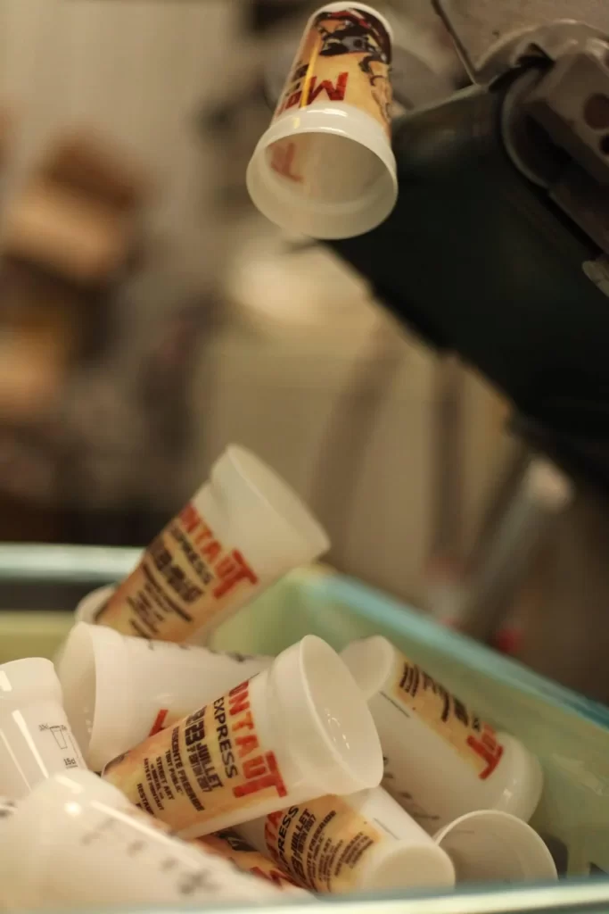 Des ecocups made in landes en cours de fabrication, en sortie machine pour contrôle .