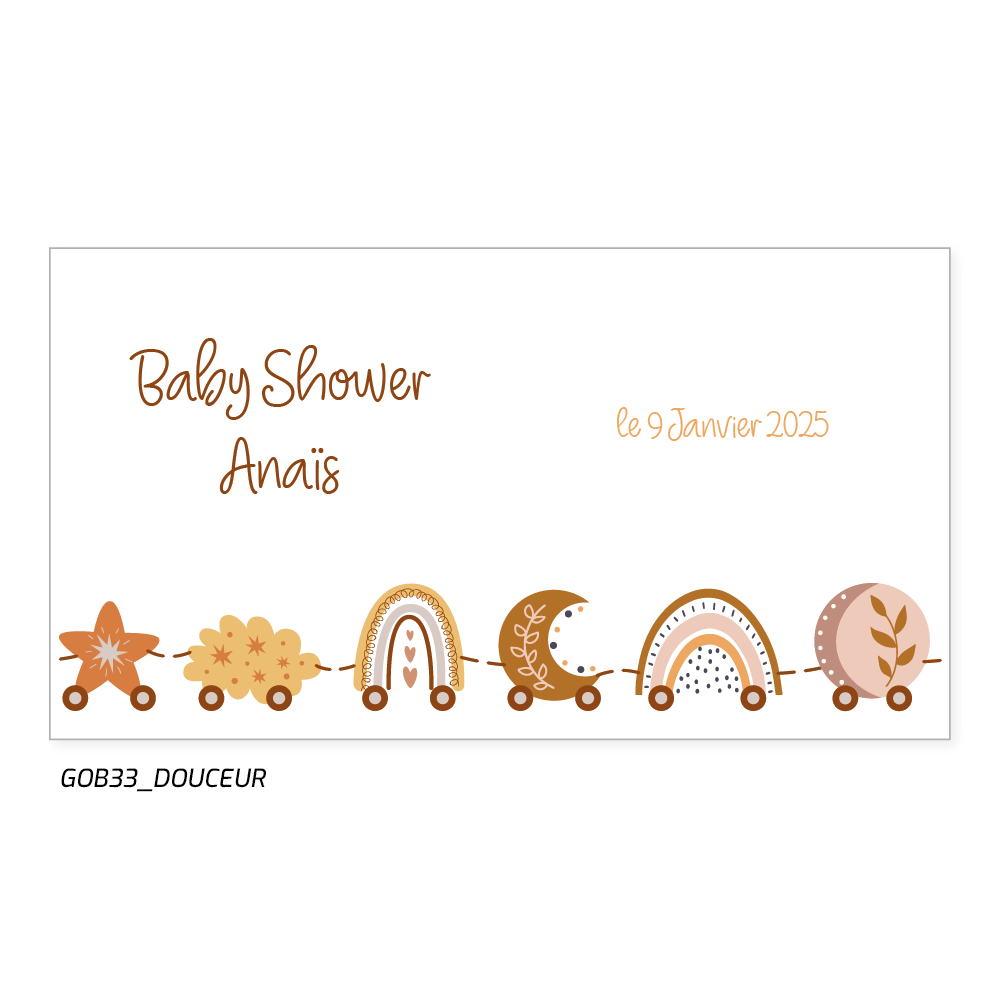 Des jouets en bois faisant le tout du gobelet dans des tons sobre, ocre, jaune, bois et terracotta. Avec la date et le nom de la future maman.