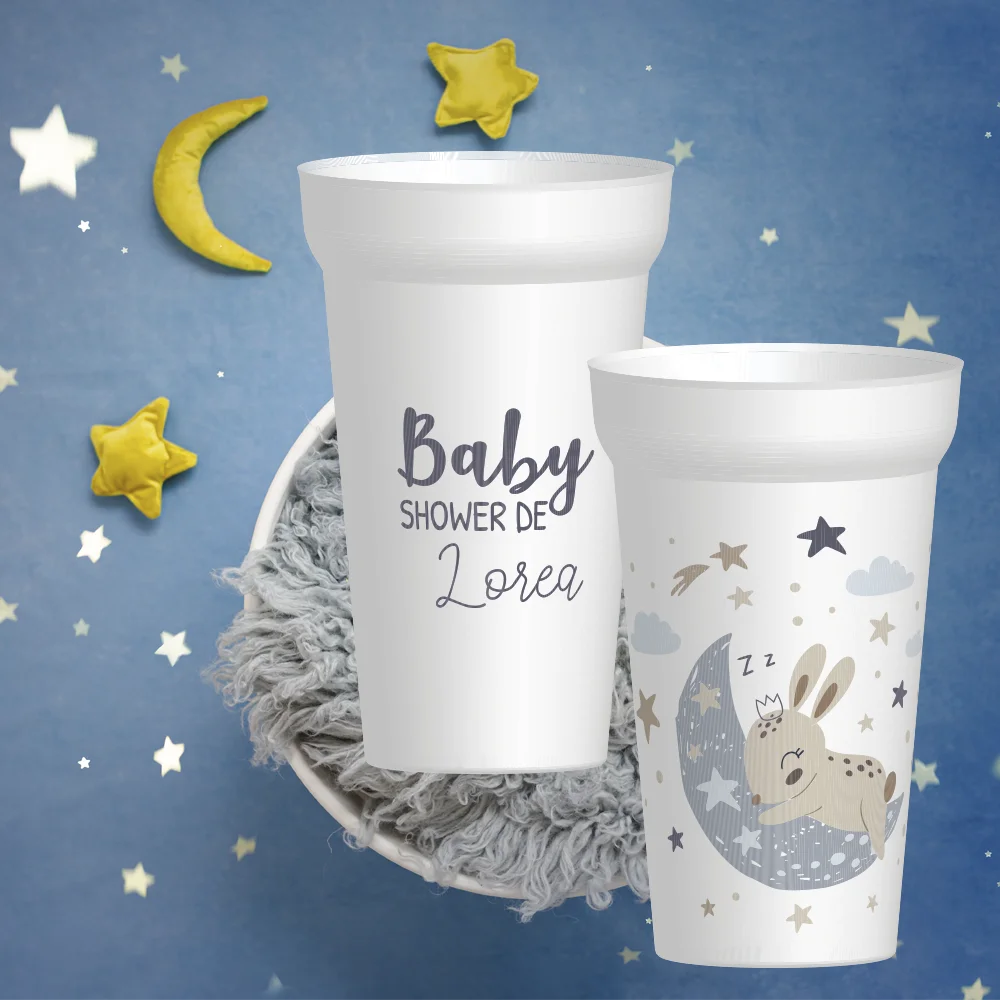 Ce gobelet, décoré d'un adorable lapin sous la lune.