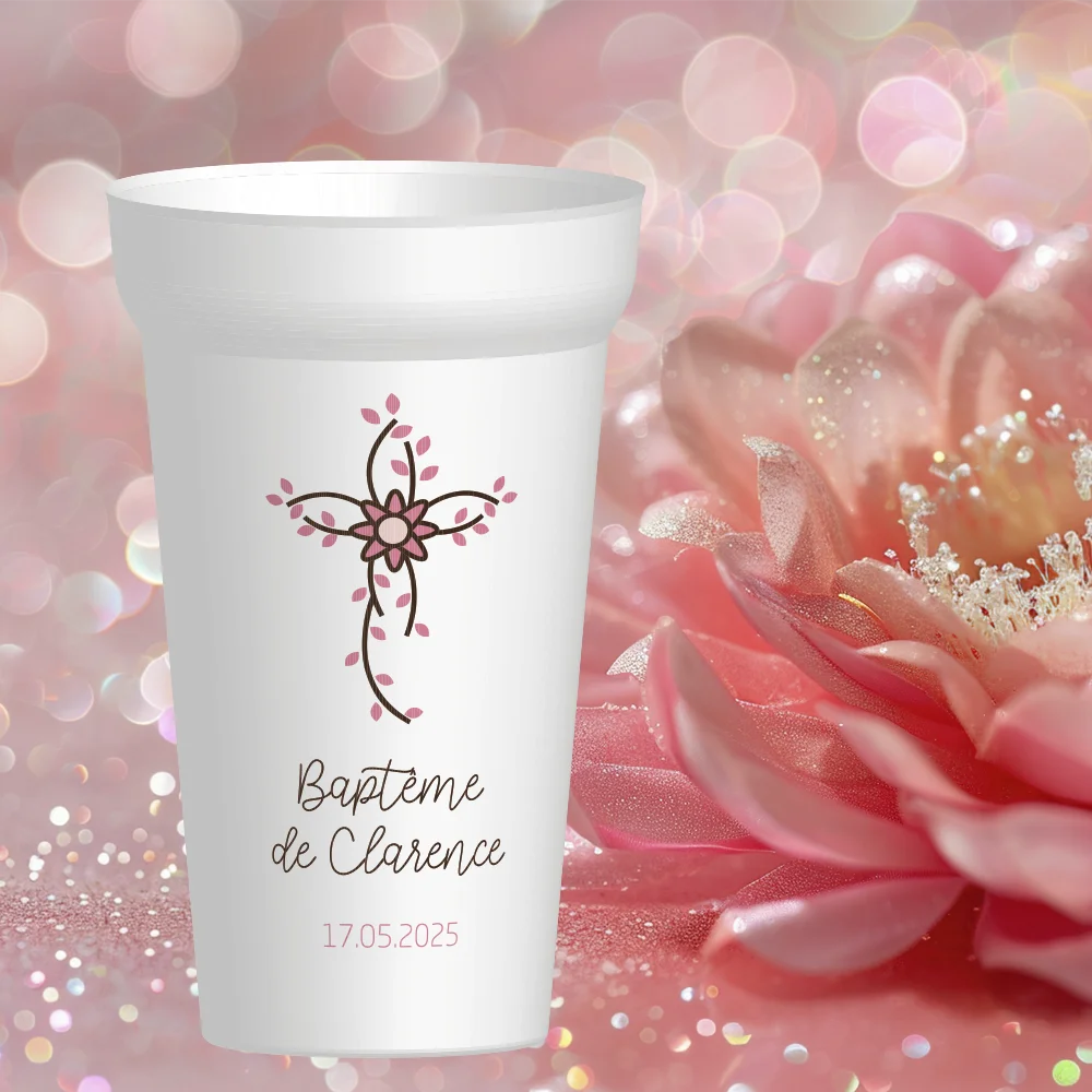 Laissez-vous séduire par la douceur de ce gobelet. Une croix simple, adoucie par des pétales de roses, évoque la nature et la sérénité.