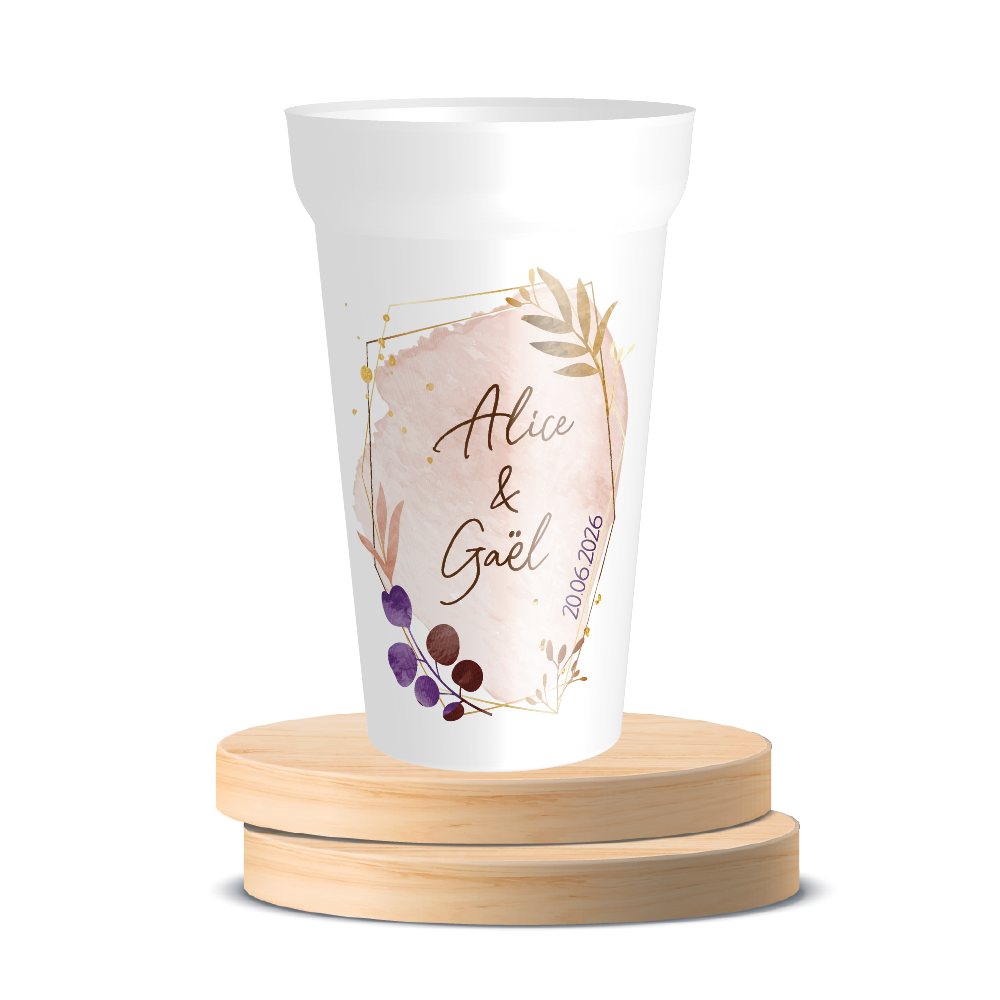 Un granit rose, des fleurs séchés, un cadre or les prénoms des mariés et la date du mariage.