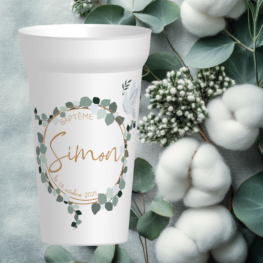 Un gobelet réutilisable, personnalisable avec un prénom et une date, orné d'une délicate branche d'eucalyptus.