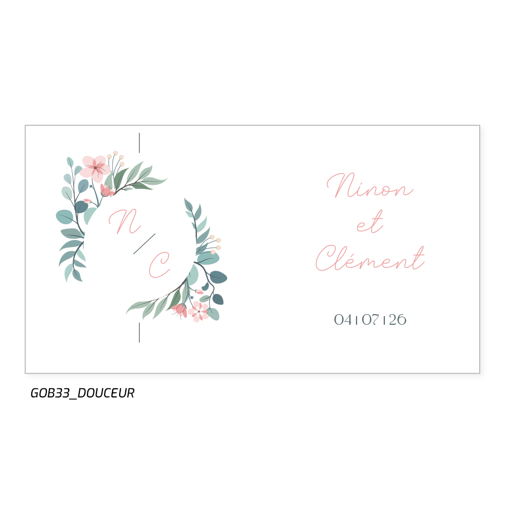 un décor sobre et fleuri, les prénoms des mariés et les initiale ainsi que la date du mariage.