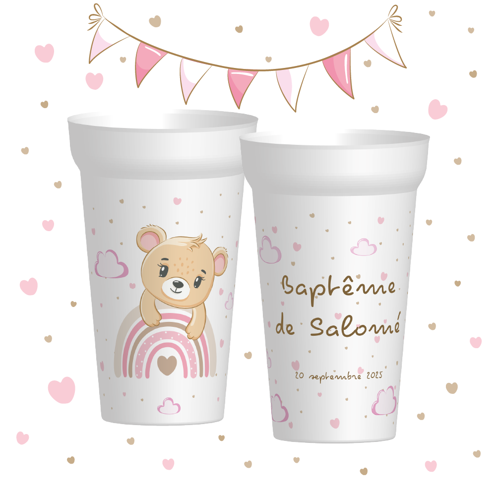 Gobelet de baptême personnalisé avec un ourson rose et un arc-en-ciel