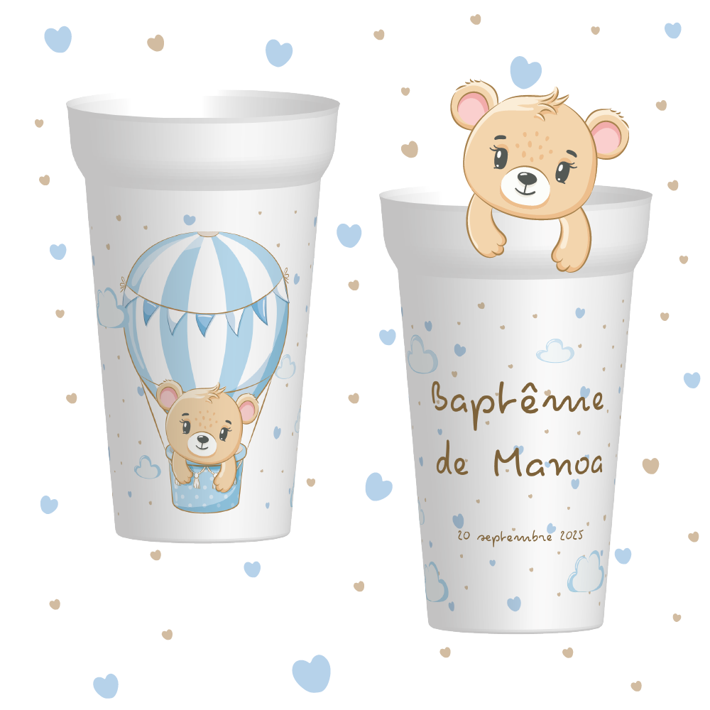 gobelet de baptême personnalisé, avec une montgolfière bleue, un nounours et la date du baptême et le prénom de l'enfant